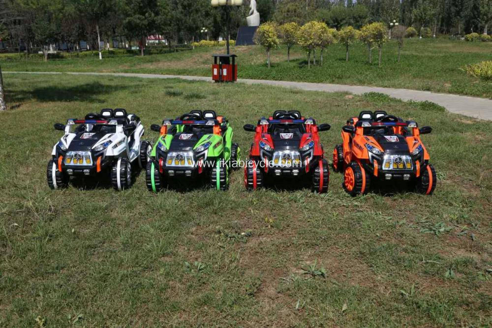 Кӯдакони Bretd Bretd Ord Ride Dight ба мошин савор шуд